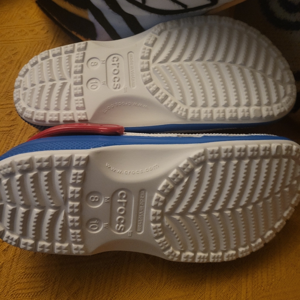 Hello kitty crocs - Picture 2 of 4